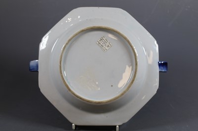 Lot 3 - An early 19th century Chinese export blue and...