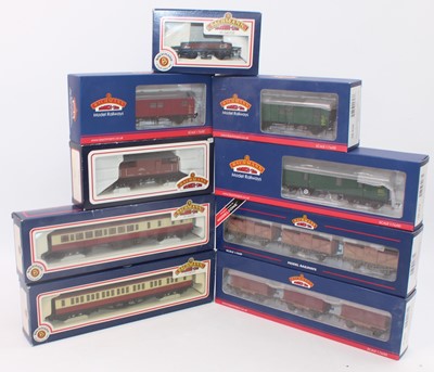 Lot 544 - A Bachmann mixed 00 gauge rolling stock group,...