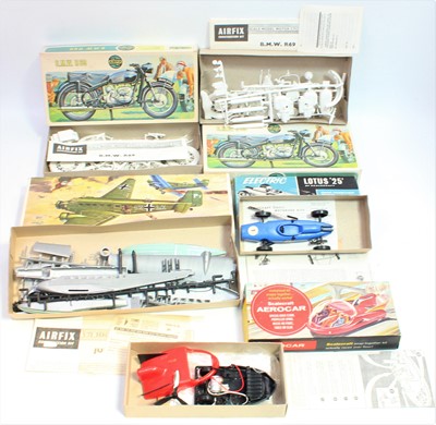 Lot 826 - A small group of boxed kits to include a boxed...