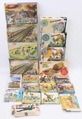 Lot 828 - A group of Airfix boxed 1:32 scale and H0/00...