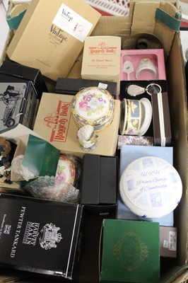 Lot 106 - A box of miscellaneous items, to include an...