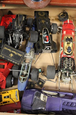 Lot 117 - A collection of loose diecast vehicles to...