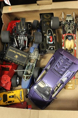 Lot 117 - A collection of loose diecast vehicles to...