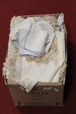 Lot 127 - A collection of assorted lace and linen to...