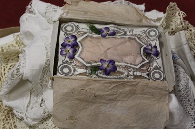 Lot 127 - A collection of assorted lace and linen to...