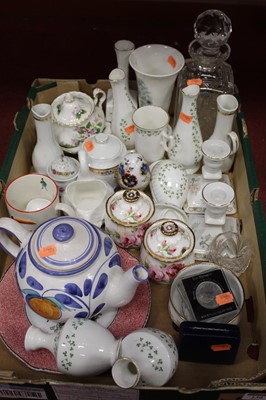 Lot 130 - A box of miscellaneous items to include a pair...