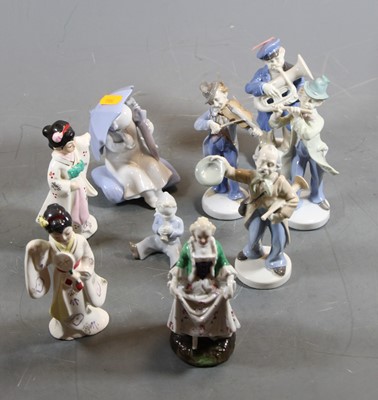 Lot 257 - A collection of six Spanish style porcelain...