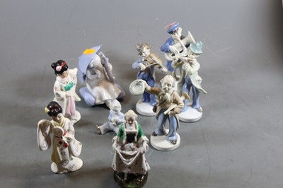 Lot 257 - A collection of six Spanish style porcelain...
