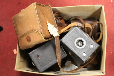 Lot 235 - A small collection of assorted cameras to...
