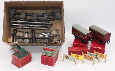 Lot 245 - A small collection of Hornby 'O' items:-...