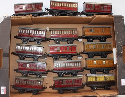 Lot 250 - Large tray containing 15 x no. 1 coaches, mix...