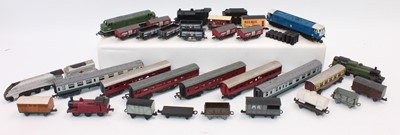 Lot 564 - Small shoebox containing 'N' gauge items. ...