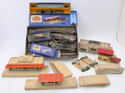 Lot 565 - Large tray of Hornby Dublo items:- A good...