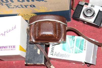 Lot 215 - A mixed box of vintage cameras, to include...