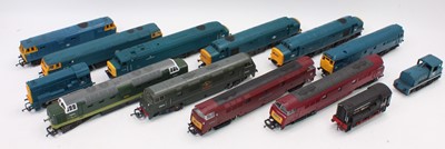 Lot 572 - Thirteen assorted diesel locos of various...