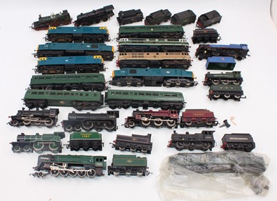 Lot 578 - Box containing a variety of locos:- 10 steam,...