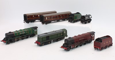 Lot 581 - Shoebox containing Hornby Dublo items:- 3-rail...