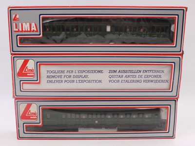 Lot 555 - A Lima 00 gauge BR green three car class 117...