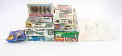 Lot 839 - A group of 11 mixed mainly Airfix boxed kits...