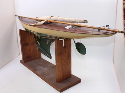 Lot 26 - Large pond yacht; 48" bow to stern; 9¾" at...