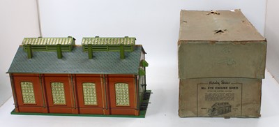 Lot 287 - 1935-41 Hornby E2E engine shed green base,...