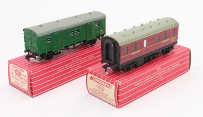 Lot 590 - Two Hornby-Dublo items:- 4076 6-wheeled...