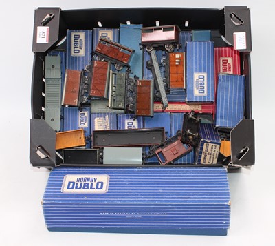 Lot 371 - Tray containing Hornby Dublo TPO and goods...