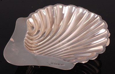 Lot 1046 - An Edwardian cased pair of silver shell butter...