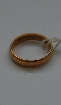 Lot 327 - An 18ct gold wedding band, 3.3g, size L/M