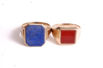 Lot 328 - A gent's 9ct gold and red agate set signet...