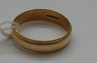 Lot 334 - A 9ct gold gent's wedding band, 4.4g, size V