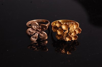 Lot 340 - A lady's 9ct gold flowerhead dress ring;...