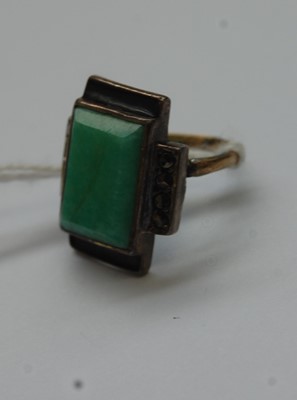 Lot 345 - An Art Deco 8ct gold, spinach jade and...