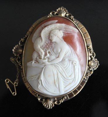 Lot 354 - A Victorian carved shell cameo brooch...