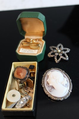 Lot 375 - Assorted costume jewellery, to include carved...