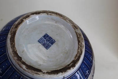 Lot 10 - A modern Chinese export blue and white vase,...