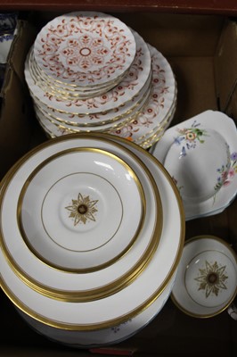 Lot 75 - A collection of dinnerwares, to include Royal...