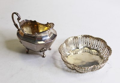 Lot 423 - An Edwardian silver cream jug of fluted shaped...