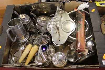 Lot 432 - A box of miscellaneous metalwares to include...