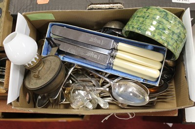 Lot 437 - A small collection of miscellaneous items to...