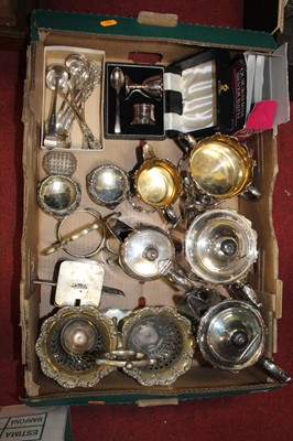 Lot 453 - A box of miscellaneous metal ware to include a...