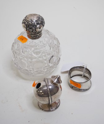 Lot 484 - An Edwardian scent bottle having a cut glass...