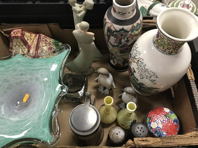 Lot 725 - Two boxes of various ceramics to include a...