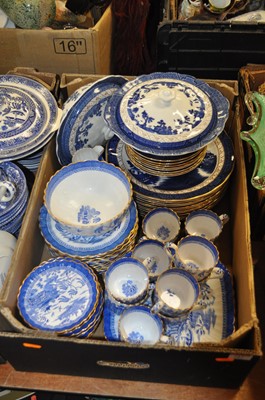 Lot 727 - A box of blue & white transfer decorated tea...