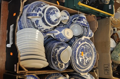 Lot 728 - A box of blue & white transfer decorated tea...