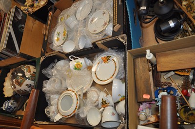 Lot 733 - Two boxes of various porcelain tea wares to...