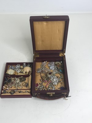 Lot 553 - A leather clad jewellery box and contents, to...