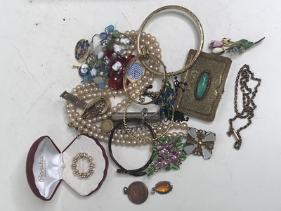 Lot 555 - A collection of miscellaneous costume...