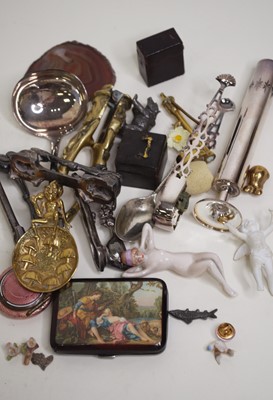 Lot 550 - A collection of miscellaneous items to include...