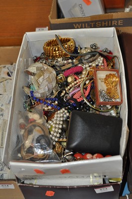 Lot 573 - Two boxes of miscellaneous mainly modern...